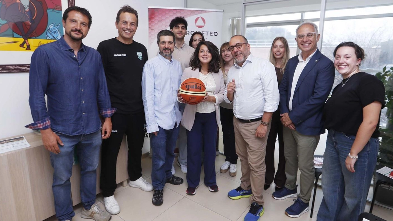 La foto nella sede di Prometeo con i dirigenti della Note di Siena Mens Sana