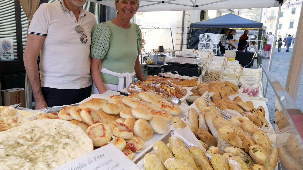 In alto il taglio del nastro di ieri a ’Sapori’ e sotto alcuni stand con le tipicità in mostra mercato (Foto Massimo Pasquali)