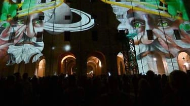 Lo studio viareggino Imaginarium ha ricevuto applausi per lo spettacolo di videomapping "Verdinaria 2.0" a Parma, inaugurando il Festival Verdi con creazioni visive e sonore ispirate al Maestro. Lo studio viareggino Imaginarium ha ricevuto applausi per lo spettacolo di videomapping "Verdinaria 2.0" a Parma, inaugurando il Festival Verdi con creazioni visive e sonore ispirate al Maestro.