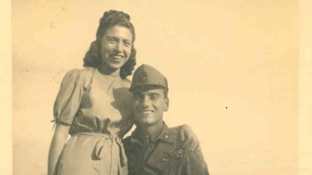 Gino Nardi, la foto scattata con la fidanzata Iva Diddi a Napoli prima di imbarcarsi per la Libia