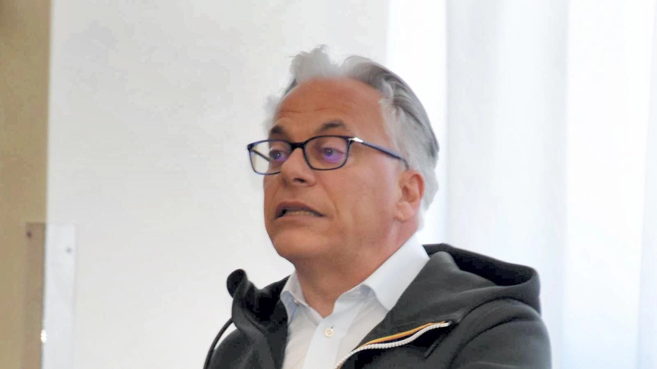 Riviato il vertice convocato dal sindaco con le liste di "Casa Viareggio". Intanto il Pd chiede al capogruppo del civismo di fare il passo verso l’opposizione. Riviato il vertice convocato dal sindaco con le liste di "Casa Viareggio". Intanto il Pd chiede al capogruppo del civismo di fare il passo verso l’opposizione.