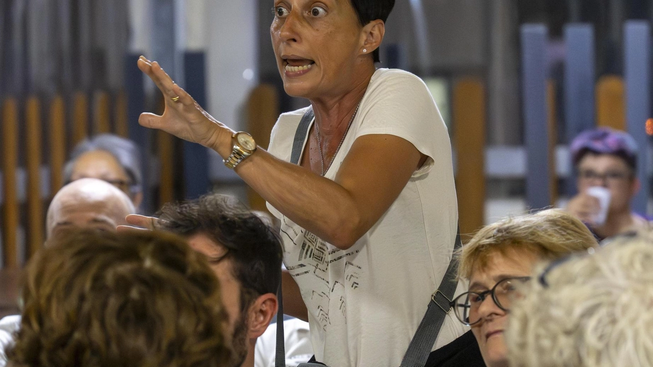 Un momento dell’assemblea pubblica organizzata al circolo Arci (FotoGermogli)