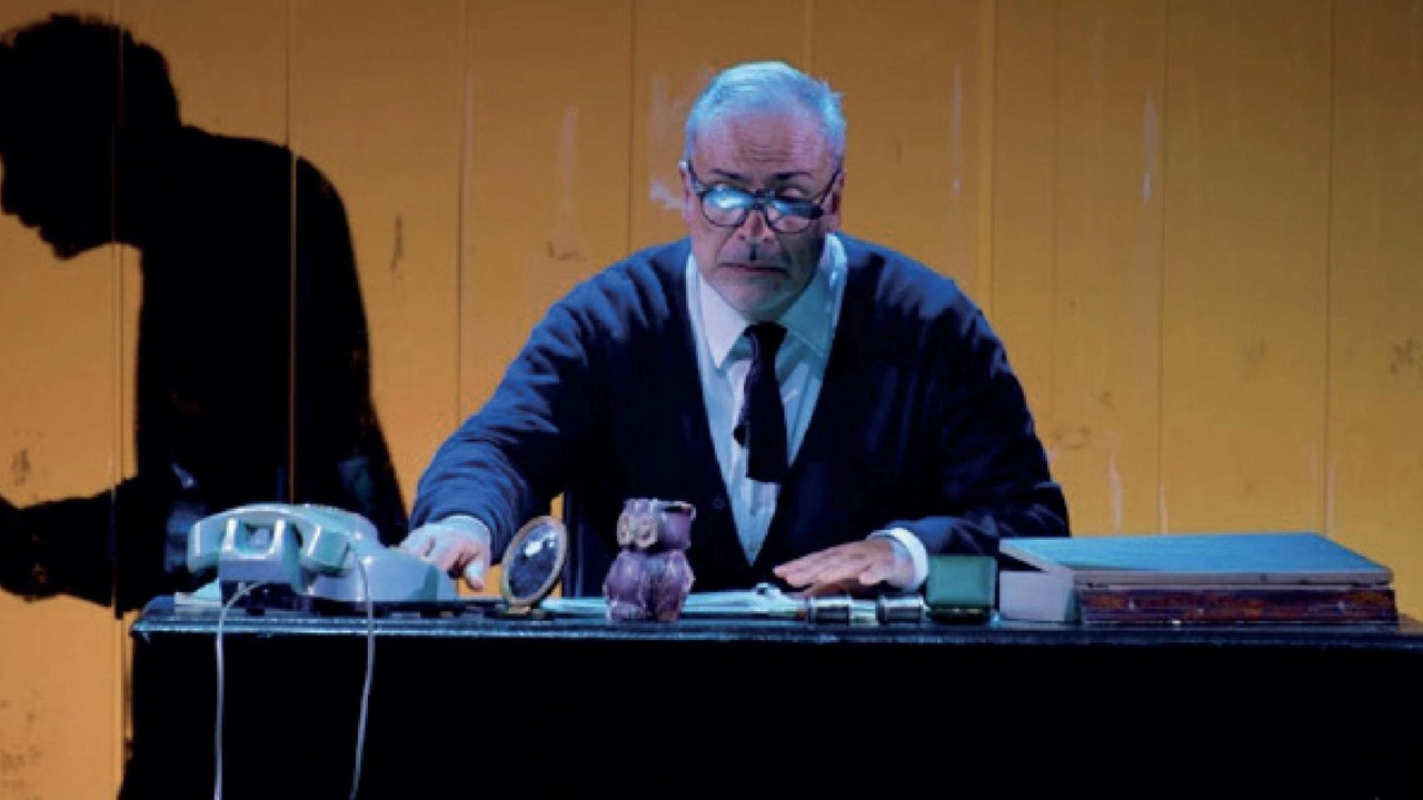 Appuntamento domani alle 21. Ninni Bruschetta in "A mirror". chiude il 3 aprile per la prosa. .