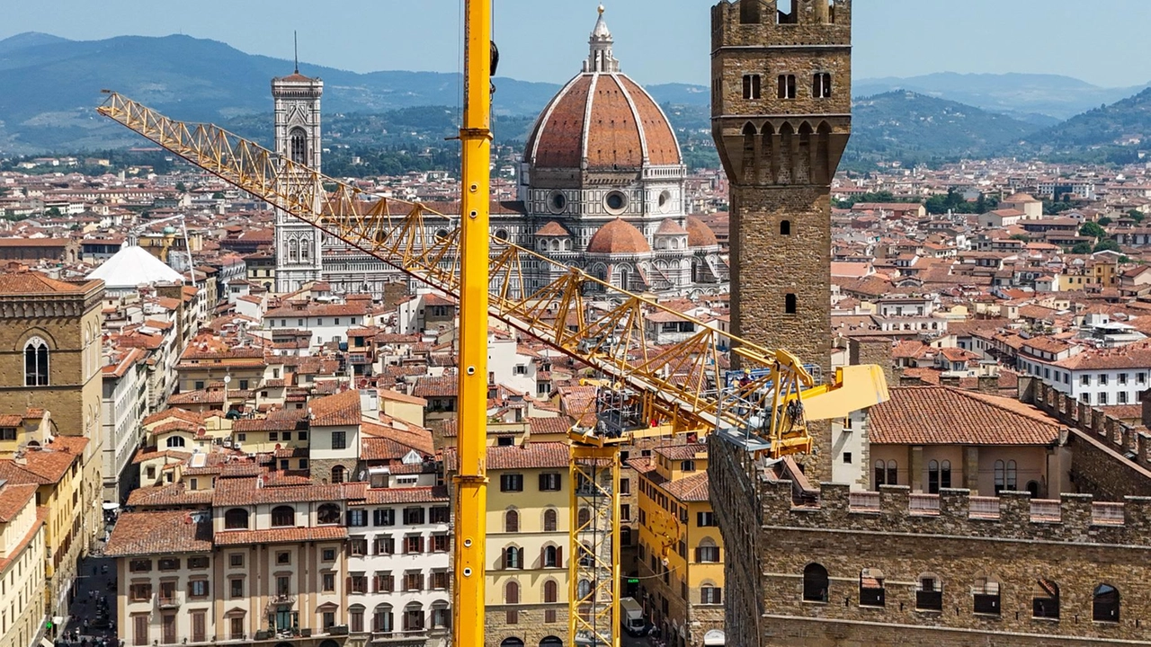 Da vent’anni il mostro di ferro bloccava la visuale di fiorentini e turisti. In tanti hanno assistito con gioia allo smantellamento: "Ora si respira meglio". Da vent’anni il mostro di ferro bloccava la visuale di fiorentini e turisti. In tanti hanno assistito con gioia allo smantellamento: "Ora si respira meglio".