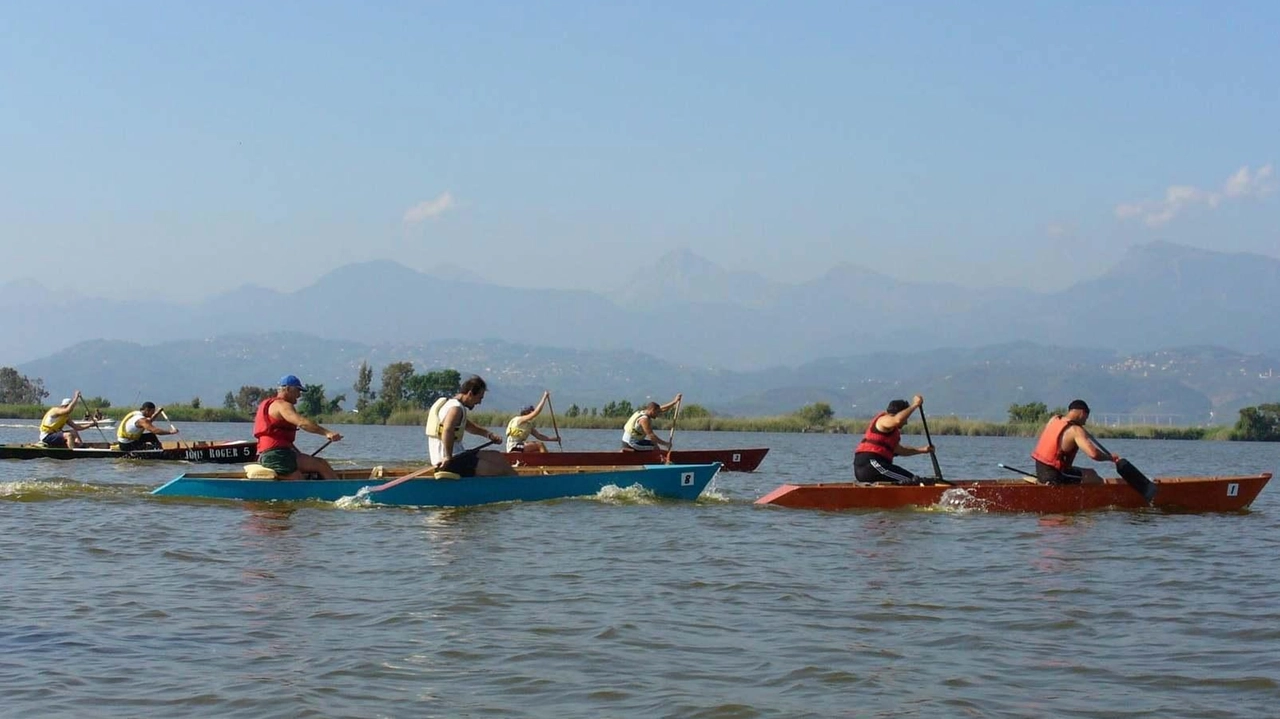 I tradizionali «barchini» solcano il lago I tradizionali «barchini» solcano il lago