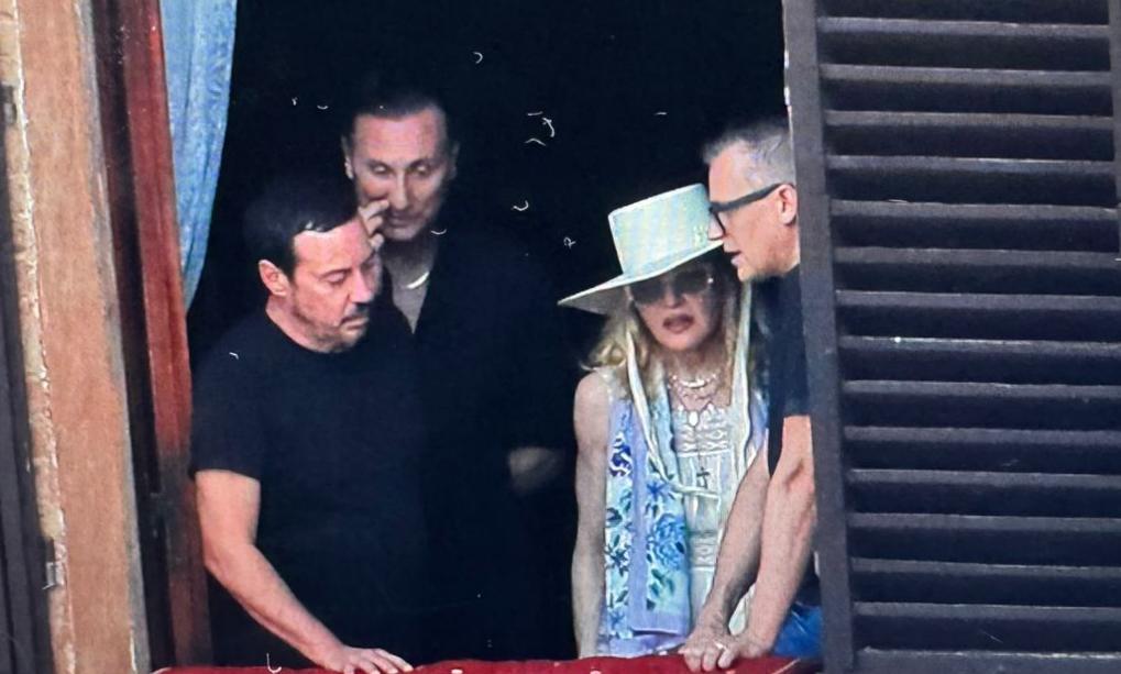 I vip al Palio: ecco Madonna, festa di compleanno a Siena. Ci sono anche Sting e Eddie Redmayne I vip al Palio: ecco Madonna, festa di compleanno a Siena. Ci sono anche Sting e Eddie Redmayne