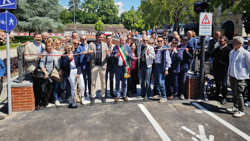 Lucca, inaugurato il nuovo sottopasso fra la stazione e gli spalti delle Mura Lucca, inaugurato il nuovo sottopasso fra la stazione e gli spalti delle Mura