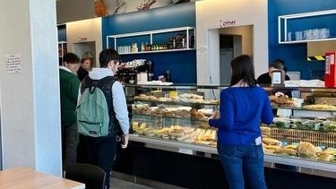 Ogni giorno più di 100mila studenti universitari in Toscana mangiano ad una mensa universitaria, beneficiano di una borsa di studio,... Ogni giorno più di 100mila studenti universitari in Toscana mangiano ad una mensa universitaria, beneficiano di una borsa di studio,...