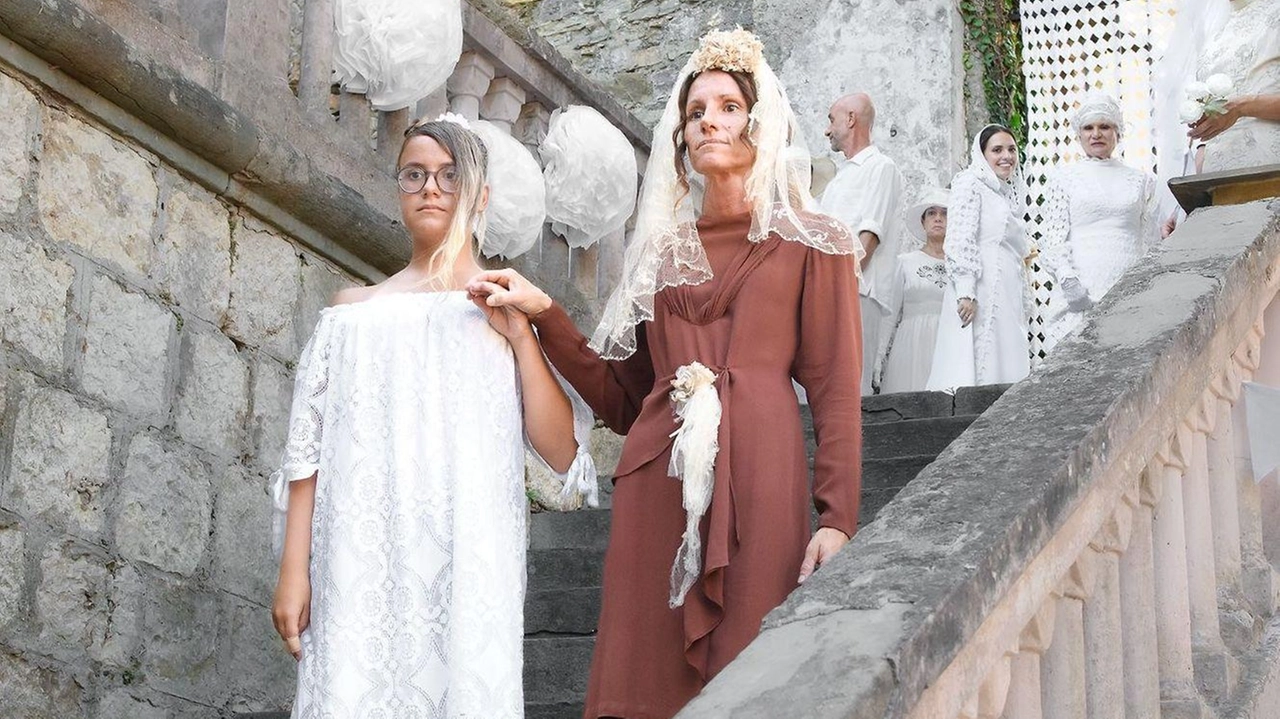 E’ stato come sentire vicine persone oggi lontane o che non ci sono più. L’iniziativa nell’ambito dell’evento “Bianca gioia sotto la Torre”. E’ stato come sentire vicine persone oggi lontane o che non ci sono più. L’iniziativa nell’ambito dell’evento “Bianca gioia sotto la Torre”.