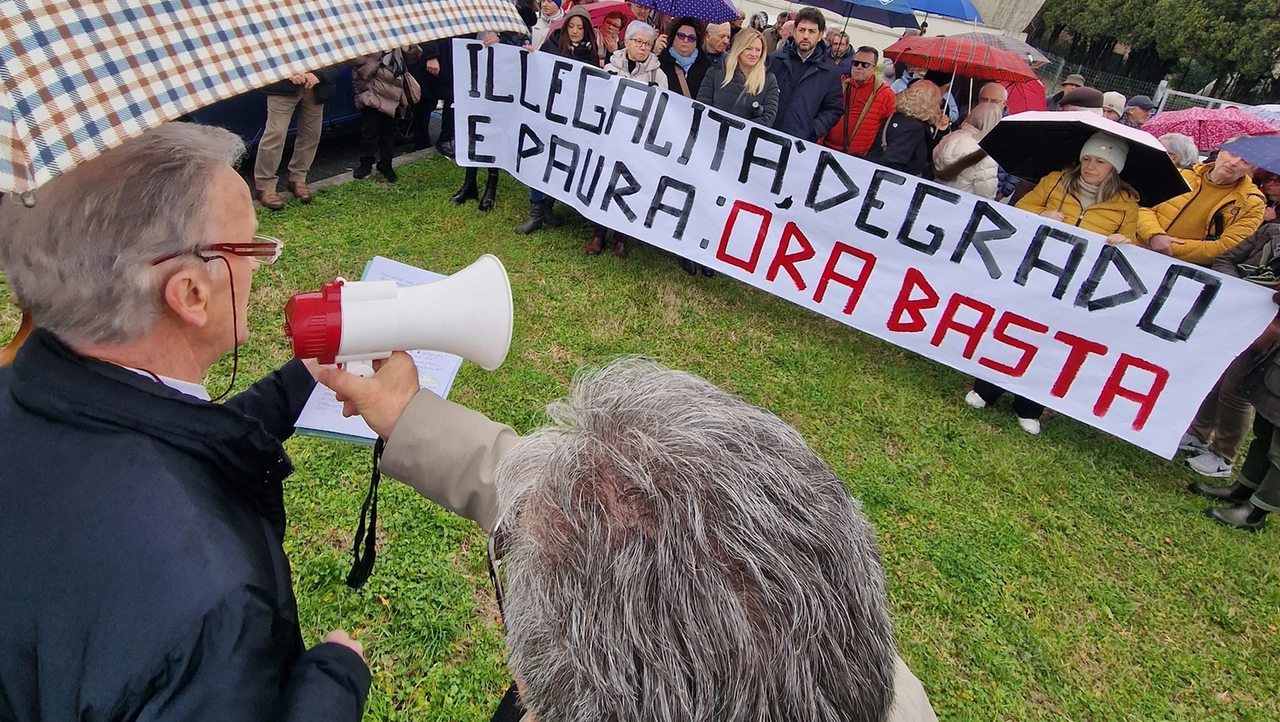 Il Comitato dei residenti di Vicofaro ha protestato anche davanti alla prefettura di Pistoia. Il clima è incandescente e ora i residenti chiedono l’allontanamento del parroco, don Biancalani (foto Luca Castellani/Fotocastellani) Il Comitato dei residenti di Vicofaro ha protestato anche davanti alla prefettura di Pistoia. Il clima è incandescente e ora i residenti chiedono l’allontanamento del parroco, don Biancalani (foto Luca Castellani/Fotocastellani)