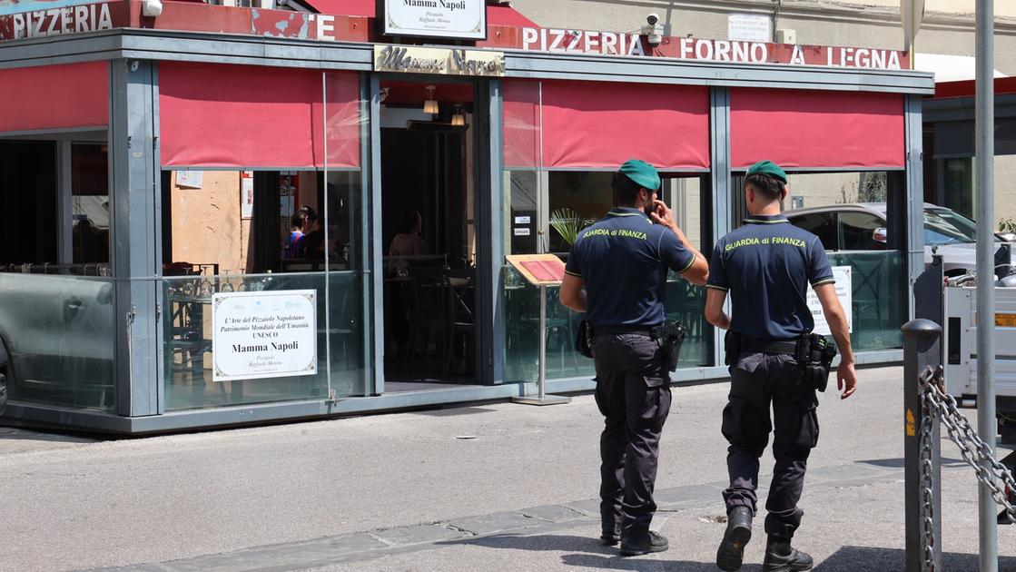https://www.lanazione.it/image-service/view/acePublic/alias/contentid/MzMyYzhhYTAtYzE3Ny00/0/firenze-lo-sgombero-nel-ristorante-mamma-napoli-giuseppe-cabras-new-press-photo.jpeg?f=16:9&w=1200&h=630