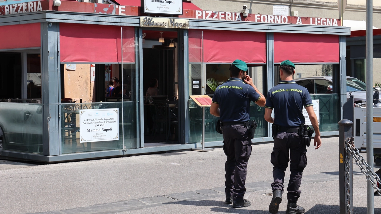 Firenze, lo sgombero nel ristorante Mamma Napoli (Giuseppe Cabras/New Press Photo)
