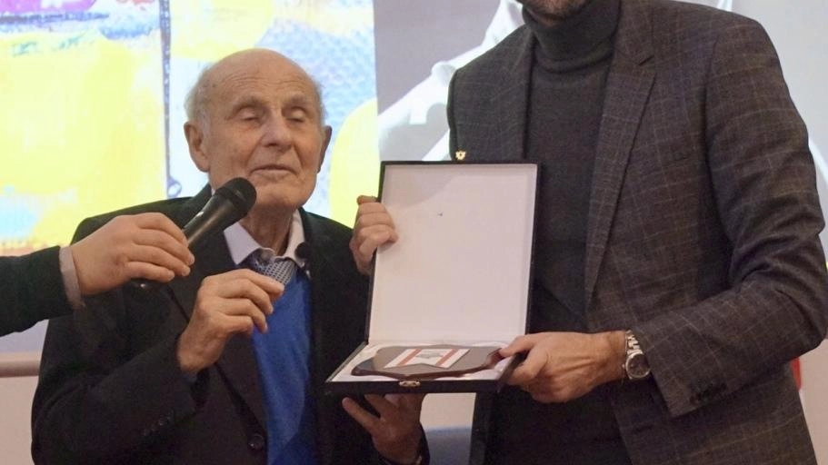 Carlo Pepi premiato dal presidente del consiglio regionale toscano Antonio Mazzeo Carlo Pepi premiato dal presidente del consiglio regionale toscano Antonio Mazzeo