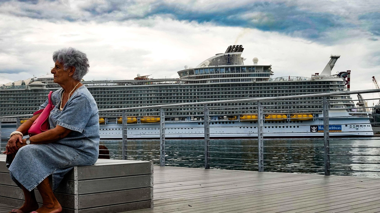 L’arrivo nel porto spezzino di una nave di Royal Caribbean. I lavori per lo spianamento dei fondali finiranno entro maggio 2025 L’arrivo nel porto spezzino di una nave di Royal Caribbean. I lavori per lo spianamento dei fondali finiranno entro maggio 2025