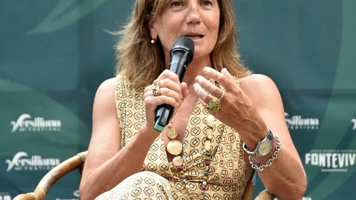 Cristina Lorenzi durante la presentazione di un suo libro. alla Versiliana