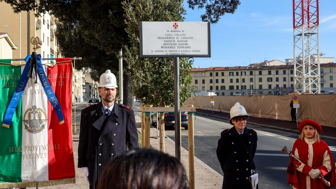 La targa in memoria degli operai deceduti nella strage di via Mariti (Foto Giuseppe Cabras / New Press Photo)