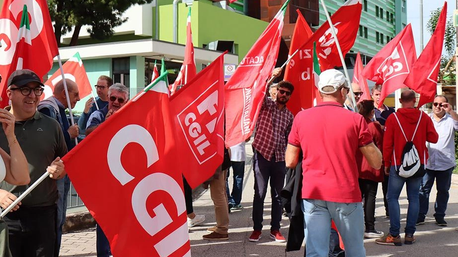 I sindacati chiedono garanzie per i lavoratori occupati alla Coin, il gruppo che chiuderà lo store sestese (foto d’archivio) I sindacati chiedono garanzie per i lavoratori occupati alla Coin, il gruppo che chiuderà lo store sestese (foto d’archivio)