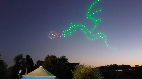 Uno spettacolo di droni in cielo. L'appuntamento in Versilia è per mercoledì 23 luglio Uno spettacolo di droni in cielo. L'appuntamento in Versilia è per mercoledì 23 luglio