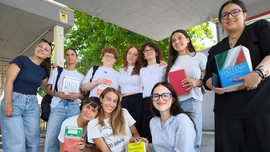 Alcuni ragazzi all’uscita della prova scritta dell’esame di maturità 2025 Alcuni ragazzi all’uscita della prova scritta dell’esame di maturità 2025