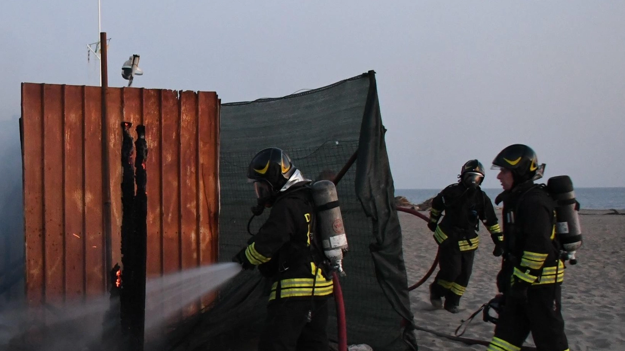 I vigili del fuoco hanno evitato che le fiamme si propagassero agli stabilimenti vicini