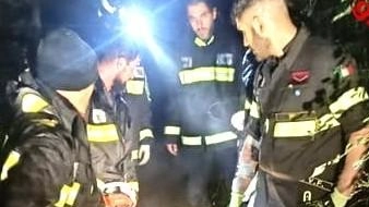 Il pronto intervento di due squadre di vigili del fuoco, una di Campostaggia e l’altra di Siena, ha permesso all’uomo di fare ritorno a casa sano e salvo Il pronto intervento di due squadre di vigili del fuoco, una di Campostaggia e l’altra di Siena, ha permesso all’uomo di fare ritorno a casa sano e salvo