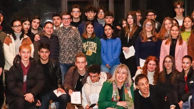 Il Comune di Pisa celebra i giovani che compiono 18 anni, promuovendo il senso di cittadinanza e partecipazione attiva alla vita civile e politica. Il Comune di Pisa celebra i giovani che compiono 18 anni, promuovendo il senso di cittadinanza e partecipazione attiva alla vita civile e politica.