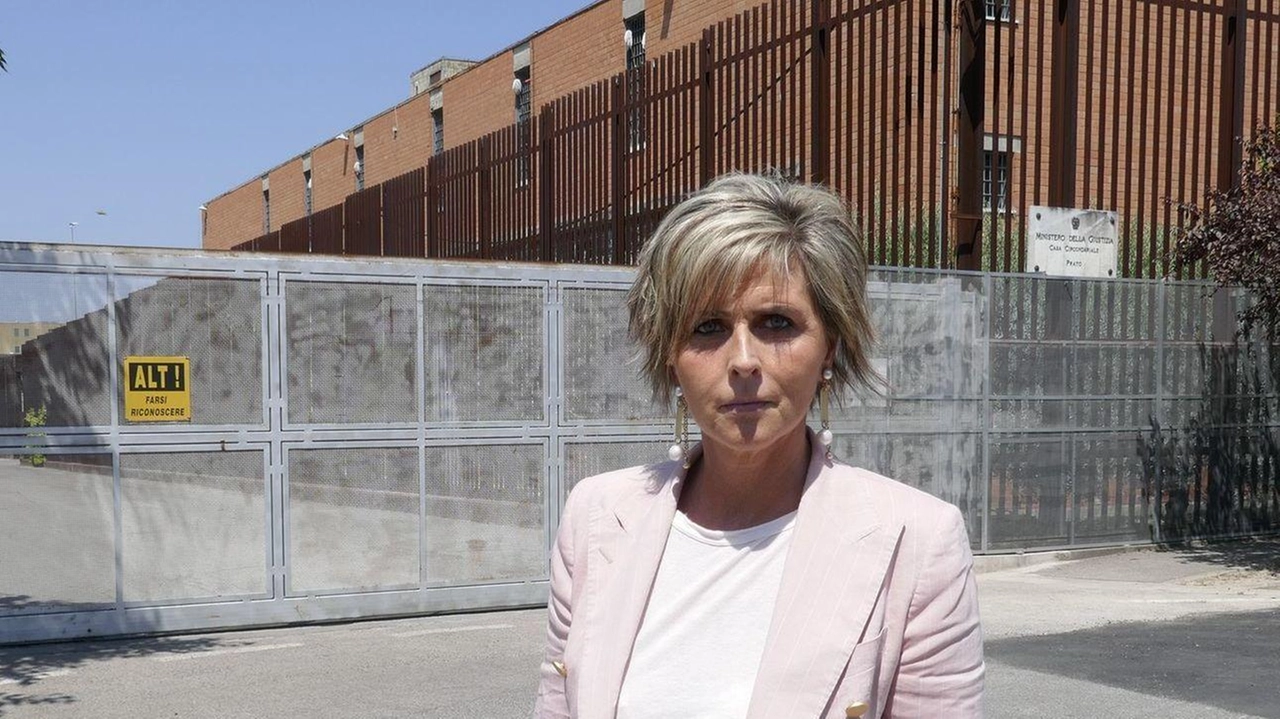 Erica Mazzetti, deputata di Forza Italia, davanti alla Dogaia Erica Mazzetti, deputata di Forza Italia, davanti alla Dogaia