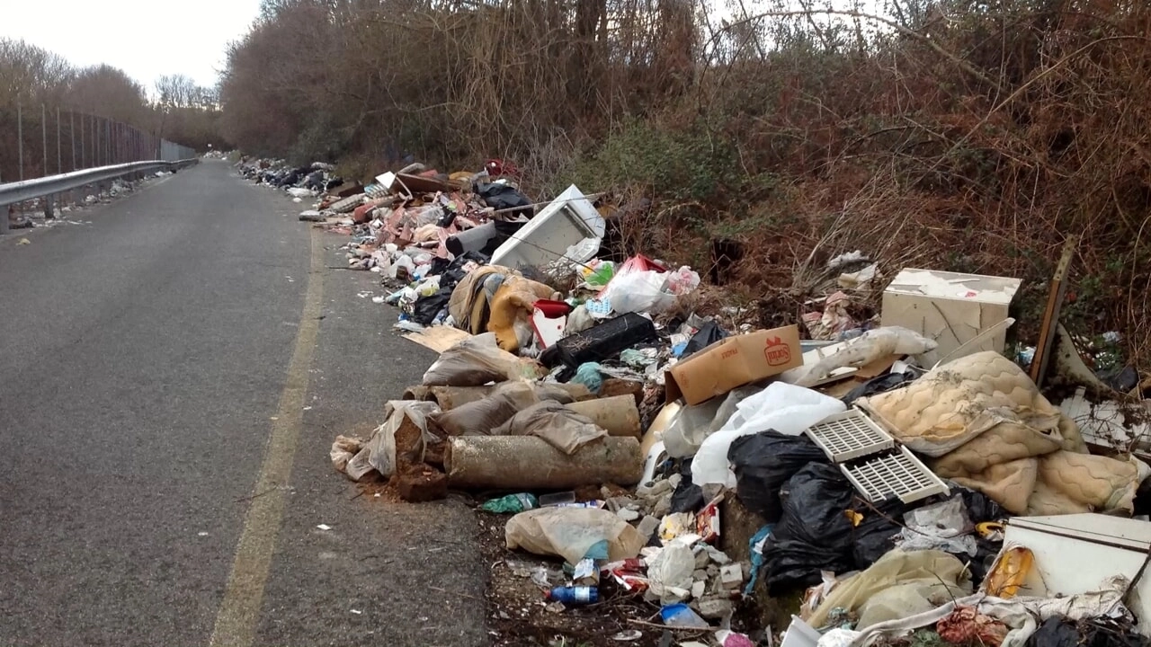 Rifiuti abbandonati in strada Rifiuti abbandonati in strada