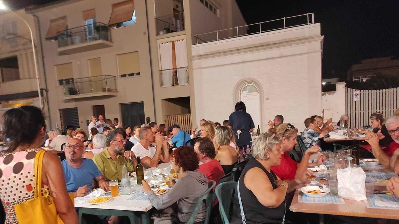 Marina Slow continua con successo, offrendo eventi fino al 31 agosto. Grande affluenza ai punti ristoro e agli spazi dibattiti. Stasera concerto EffeCi pop’n’blues Trio, domani dibattito su "Salviamoci dal mare" con Franco Cervelli. Presentazioni libri e cucina del Fortino a base di pesce fresco. Animazione per bambini. Marina Slow continua con successo, offrendo eventi fino al 31 agosto. Grande affluenza ai punti ristoro e agli spazi dibattiti. Stasera concerto EffeCi pop’n’blues Trio, domani dibattito su "Salviamoci dal mare" con Franco Cervelli. Presentazioni libri e cucina del Fortino a base di pesce fresco. Animazione per bambini.