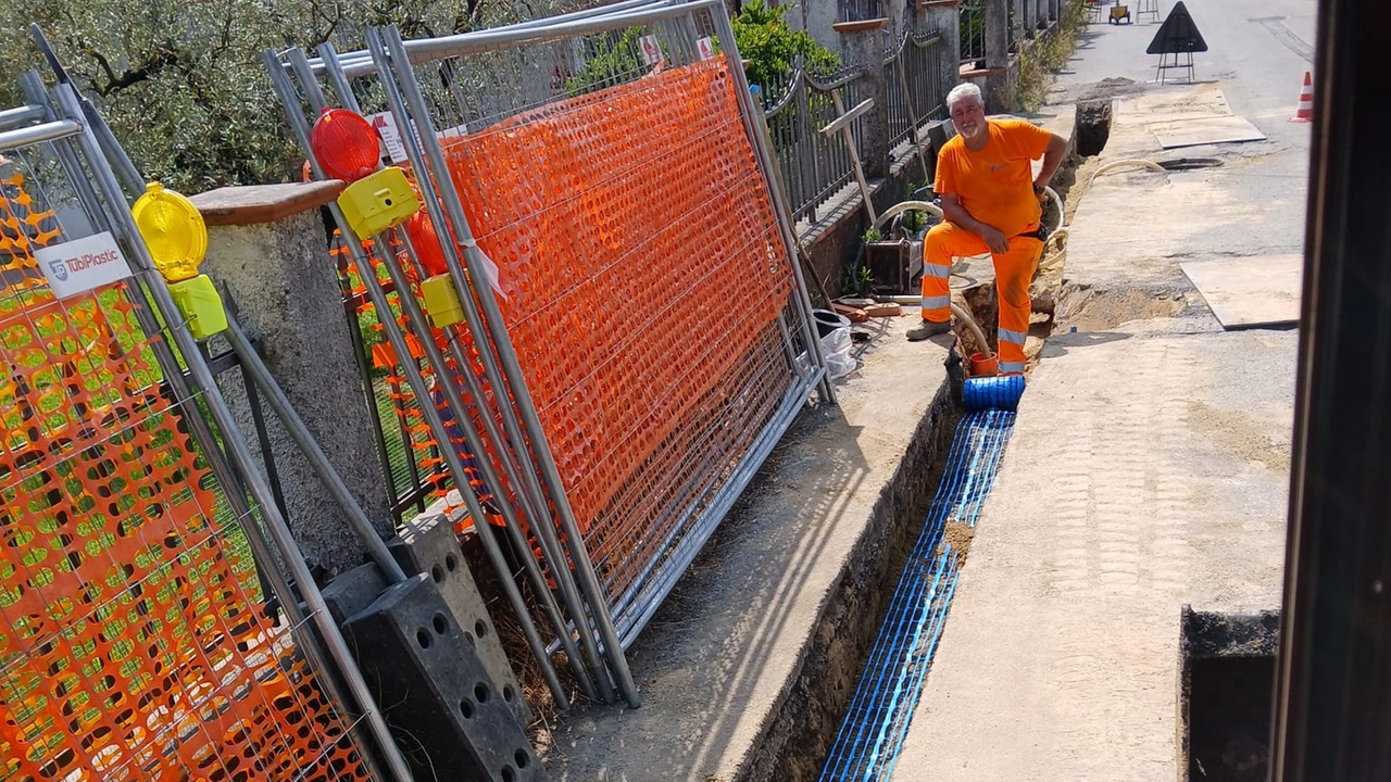 Operai al lavoro per conto di Acam in via della Pace Operai al lavoro per conto di Acam in via della Pace