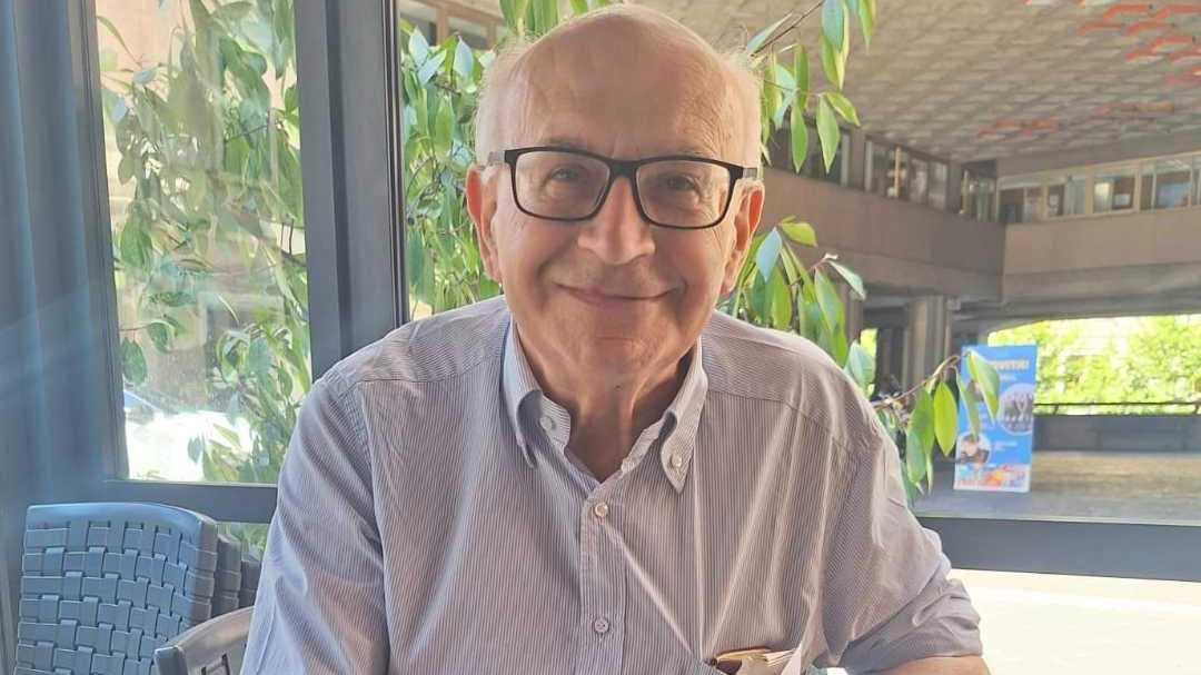 Samuele De Lucia, ex dirigente statale e vice prefetto di Massa. , è l’autore del libro ’Un’estate a casa Mazza’ Samuele De Lucia, ex dirigente statale e vice prefetto di Massa. , è l’autore del libro ’Un’estate a casa Mazza’