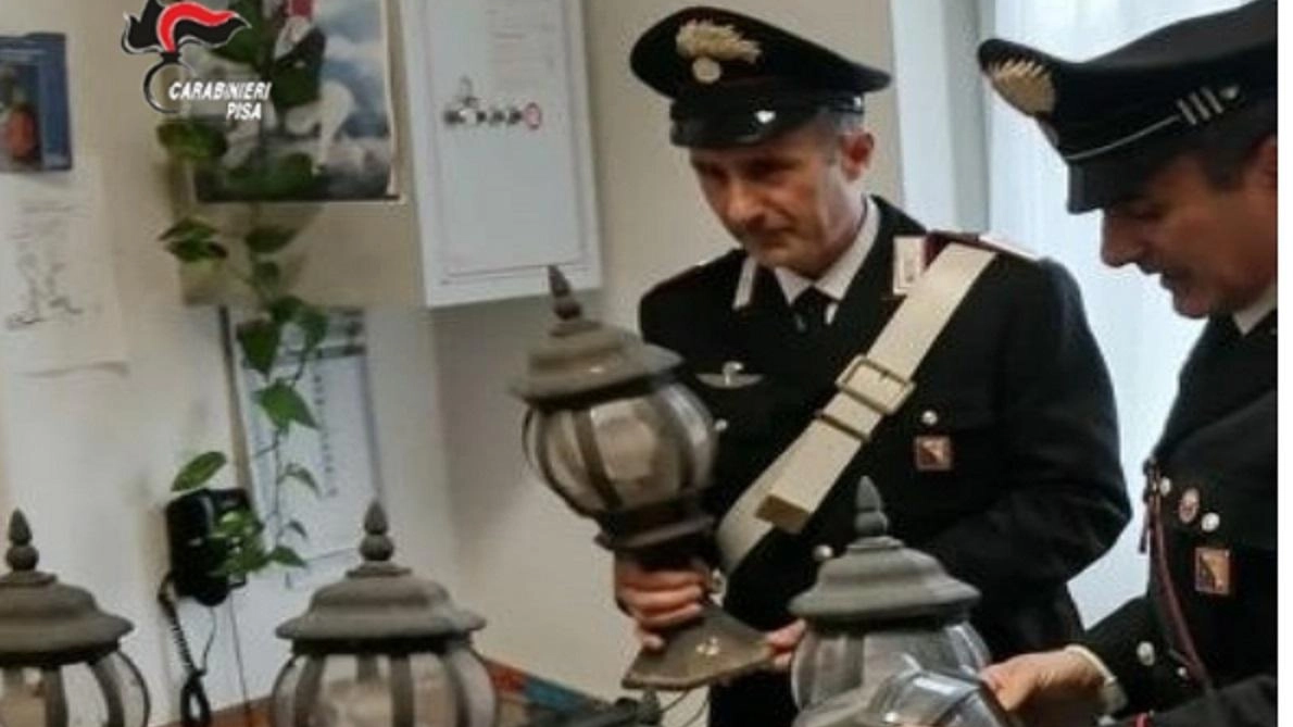 I carabinieri della stazione di Guardistallo mostrano la refurtiva rubata nel giardino e della villa situata nella campagna del comune I carabinieri della stazione di Guardistallo mostrano la refurtiva rubata nel giardino e della villa situata nella campagna del comune
