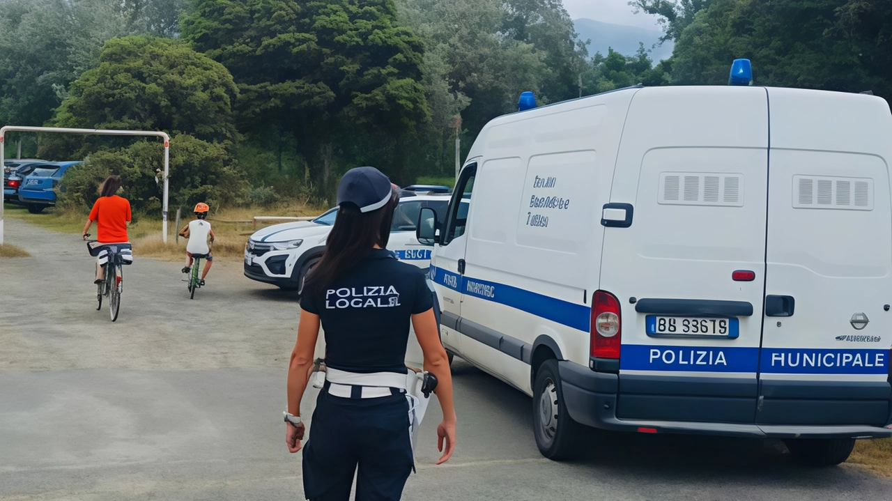 L’intervento della polizia municipale di Sarzana nello scorso mese di giugno a Marinella quando l’ordinanza firmata dal sindaco Cristina Ponzanelli rese libero l’accesso per rispondere alle richieste dei turisti L’intervento della polizia municipale di Sarzana nello scorso mese di giugno a Marinella quando l’ordinanza firmata dal sindaco Cristina Ponzanelli rese libero l’accesso per rispondere alle richieste dei turisti