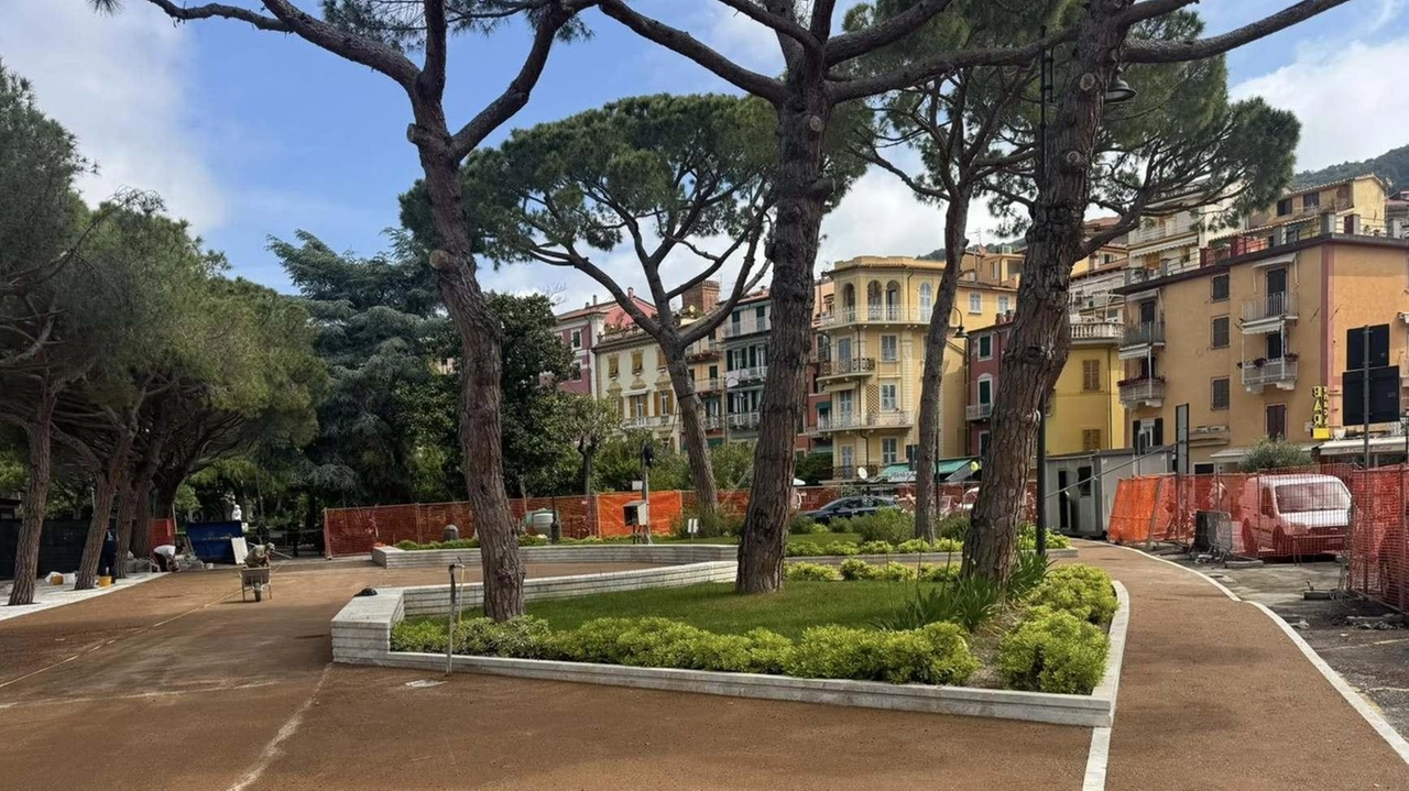 Lavori in passeggiata. Nei giorni scorsi la stesura dell’asfalto e della pavimentazione definitiva dell’area Lavori in passeggiata. Nei giorni scorsi la stesura dell’asfalto e della pavimentazione definitiva dell’area