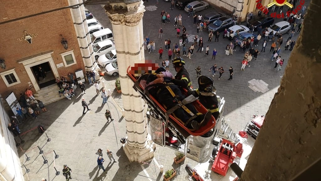 La barella toboga con il trasferimento della persona colta da malore La barella toboga con il trasferimento della persona colta da malore