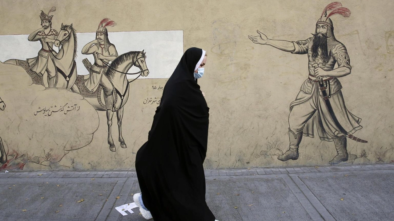 Gli hacker filoisraeliani hanno attaccato la tv di Stato iraniana trasmettendo filmati di proteste femminili contro il regime. Gli hacker filoisraeliani hanno attaccato la tv di Stato iraniana trasmettendo filmati di proteste femminili contro il regime.