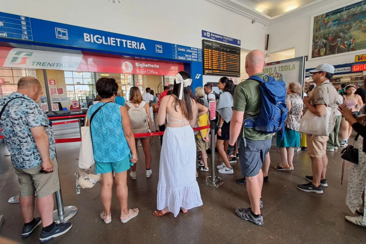 Stazione ferroviaria di Pisa con i viaggiatori, la maggioranza stranieri, in coda per chiedere informazioni sullo sciopero dei treni (Foto Luca Zennaro/Ansa)