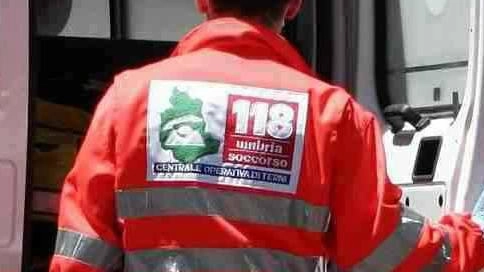 Il cinquantenne è stato ricoverato all’ospedale Santa Maria della Misericordia di Perugia dove è stato trasportato dal 118. Non è in pericolo di vita Il cinquantenne è stato ricoverato all’ospedale Santa Maria della Misericordia di Perugia dove è stato trasportato dal 118. Non è in pericolo di vita