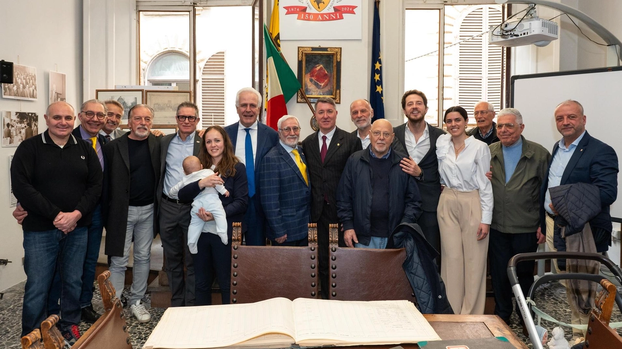 Macellai e autorità all’inaugurazione della mostra fotografica sulla storia dell’associazione, esposizione allestita nella sede di via Ginori Macellai e autorità all’inaugurazione della mostra fotografica sulla storia dell’associazione, esposizione allestita nella sede di via Ginori