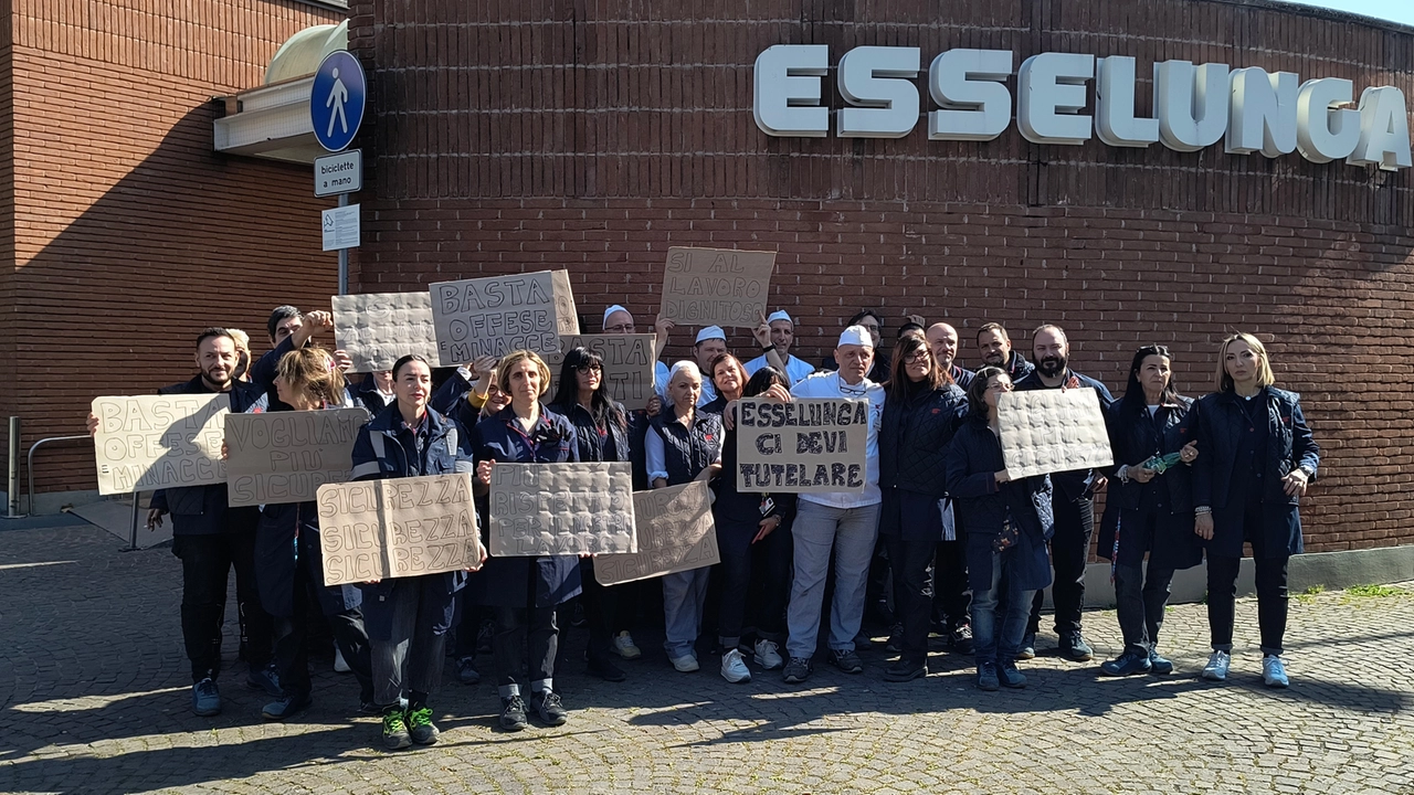 Va a prendere la moglie al lavoro e viene aggredito fuori dal supermercato da una gang