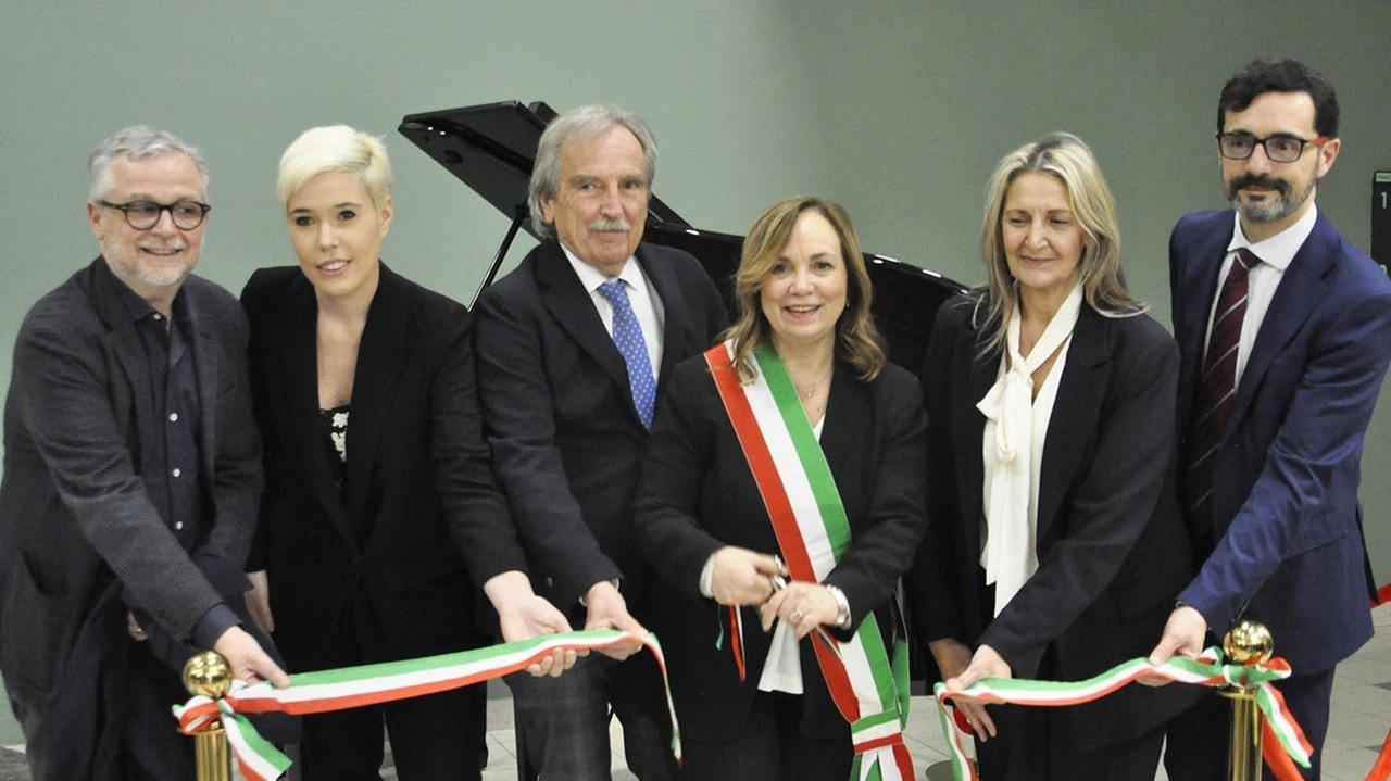 Taglio del nastro all’ospedale di Campostaggia. Ecco il nuovo pianoforte