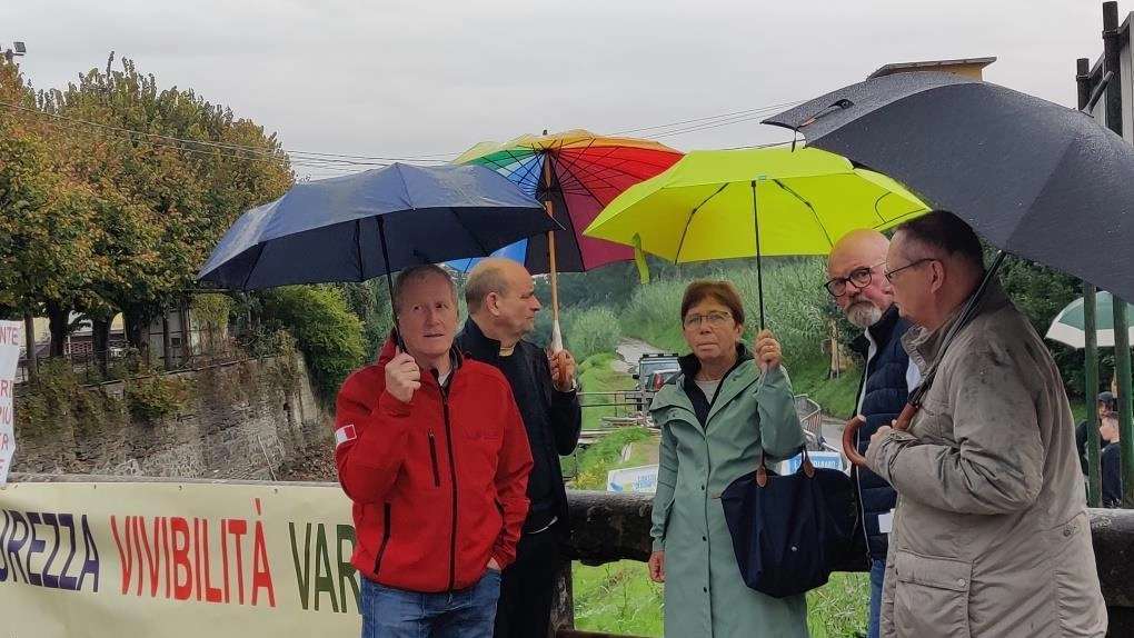 Una manifestazione del comitato dei cittadini di Pontenuovo: questa vicenda è condivisa anche dal comitato di Santomato Una manifestazione del comitato dei cittadini di Pontenuovo: questa vicenda è condivisa anche dal comitato di Santomato