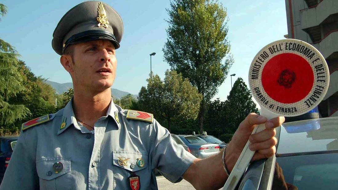 Fiamme gialle: scoperti anche cinque lavoratori in “nero“ e altrettanti irregolari Fiamme gialle: scoperti anche cinque lavoratori in “nero“ e altrettanti irregolari
