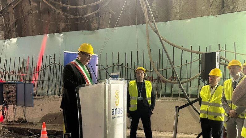 Anas (Gruppo FS Italiane) ha completato lo scavo della nuova galleria “Casacastalda”, ieri l’abbattimento dell’ultimo diaframma alla presenza della governatrice Proietti e del sindaco di Valfabbrica Bacoccoli Anas (Gruppo FS Italiane) ha completato lo scavo della nuova galleria “Casacastalda”, ieri l’abbattimento dell’ultimo diaframma alla presenza della governatrice Proietti e del sindaco di Valfabbrica Bacoccoli