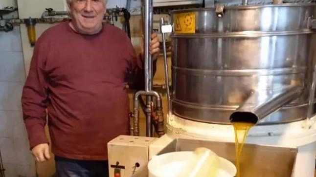 Adriano Riani il titolare del Frantoio Riani-Ercolini di Casette di Gragnola di fronte al nuovo punto vendita Adriano Riani il titolare del Frantoio Riani-Ercolini di Casette di Gragnola di fronte al nuovo punto vendita