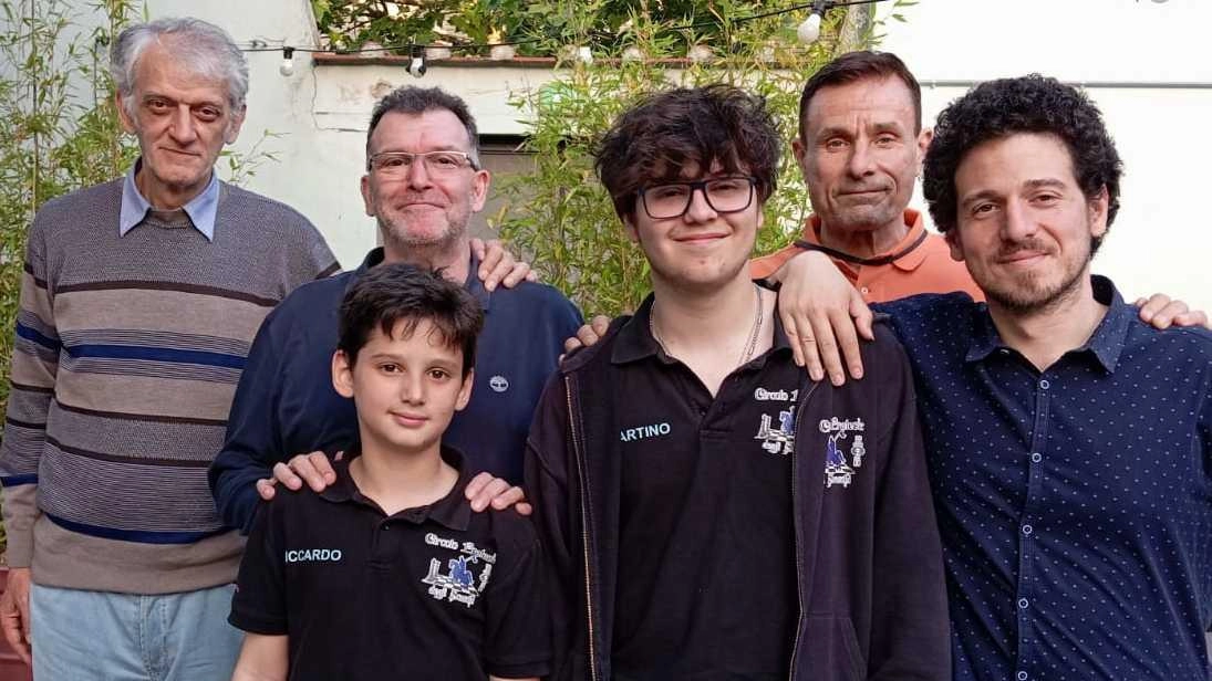 La squadra Prato Evergreen e, sotto, alcuni giovanissimi giocatori del Circolo pratese degli scacchi: stanno brillando nelle competizioni regionali La squadra Prato Evergreen e, sotto, alcuni giovanissimi giocatori del Circolo pratese degli scacchi: stanno brillando nelle competizioni regionali