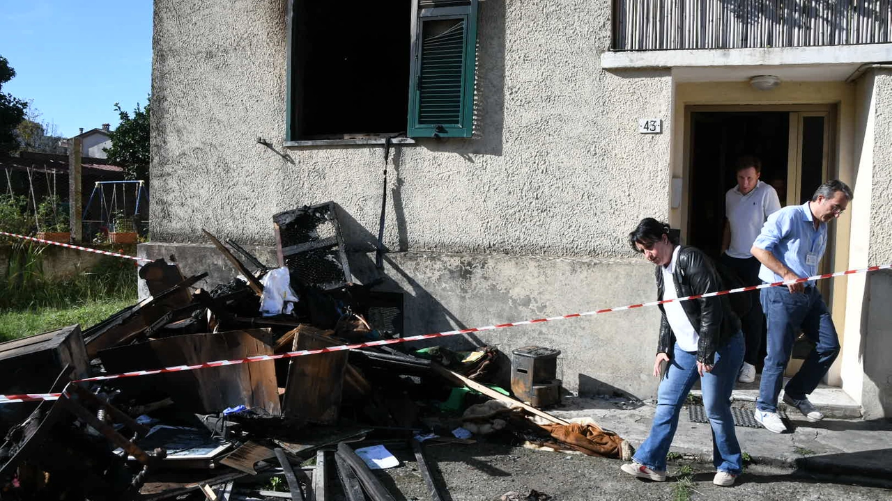 Sopra i tecnici di Erp appongono i sigilli nell’abitazione coinvolta dalle fiamme, la mobilia andata completamente a fuoco a causa dell’incendio, sotto i dirigenti del Comune arrivati sul posto per effettuare un sopralluogo nelle abitazioni limitrofe all’incendio (Foto servizio Paola Nizza) Sopra i tecnici di Erp appongono i sigilli nell’abitazione coinvolta dalle fiamme, la mobilia andata completamente a fuoco a causa dell’incendio, sotto i dirigenti del Comune arrivati sul posto per effettuare un sopralluogo nelle abitazioni limitrofe all’incendio (Foto servizio Paola Nizza)