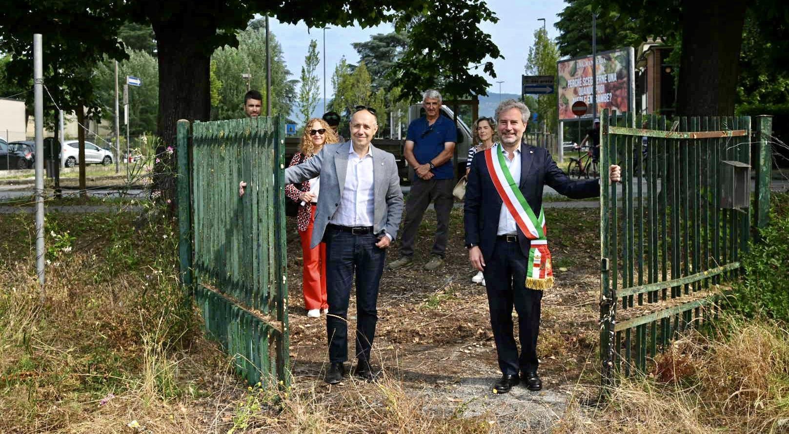 https://www.lanazione.it/image-service/view/acePublic/alias/contentid/MzQ1MWNiY2MtZTk2Ny00/0/gli-spalti-tornano-tutti-alla-citta-aperto-il-cancello-dellex-testi-pardini-da-il-via-ai-lavori-di-ripristino.jpeg
