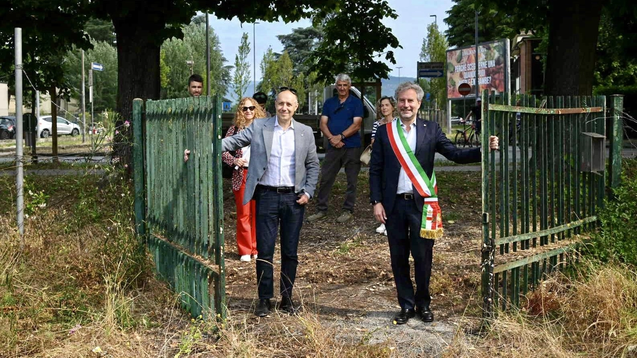 Il sindaco con l’assessore al patrimonio Moreno Bruni ha ripreso ’’possesso’’ dell’area a lungo privata "L’intera zona sarà riconsegnata alla fruizione pubblica come parte integrante del parco urbano delle Mura". Il sindaco con l’assessore al patrimonio Moreno Bruni ha ripreso ’’possesso’’ dell’area a lungo privata "L’intera zona sarà riconsegnata alla fruizione pubblica come parte integrante del parco urbano delle Mura".
