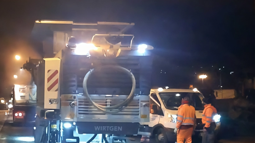 Uomini e mezzi al lavoro di notte per limitare i disagi al traffico nella zona industriale